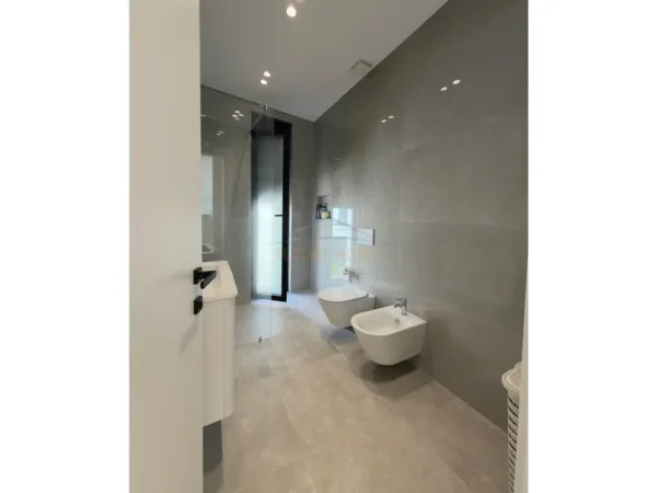 Tirane, jepet me qera Vile Kati 0, 300 m² 3.500 € 