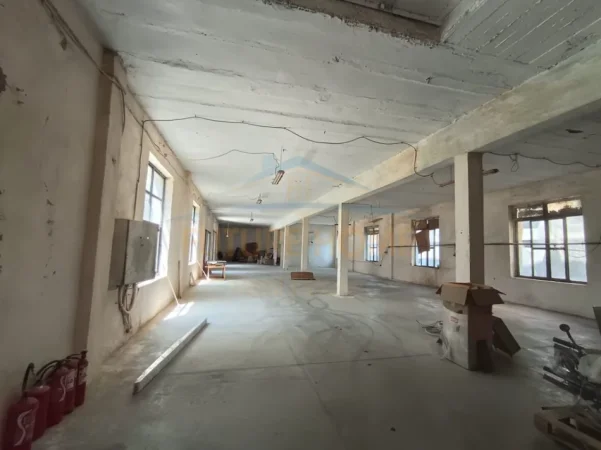 Tirane, jepet me qera ambjent biznesi Kati 0, 944 m² 5.000 €