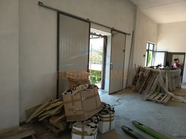 Tirane, jepet me qera ambjent biznesi Kati 0, 944 m² 5.000 €