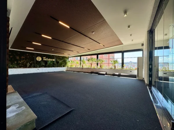 AMBIENT BIZNESI PREMIUM ME QERA – ROOFTOP EKSKLUZIV NË TIRANË