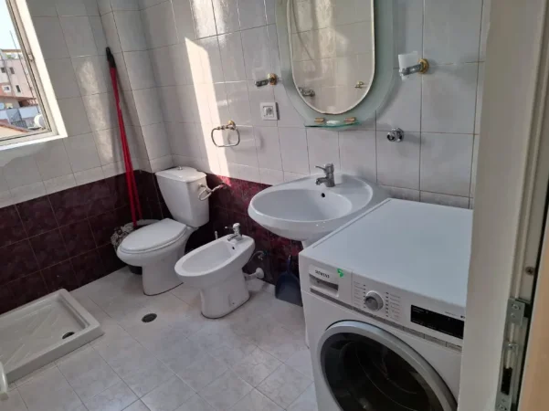 Tirane, jepet me qera apartament 1+1+Ballkon Kati 3, 550 € (Stacioni i Trenit)
