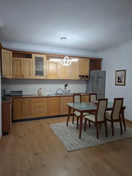 Tirane, jepet me qera apartament 2+1 Kati 8, 145 m² 1.000 € (BLLOKU)