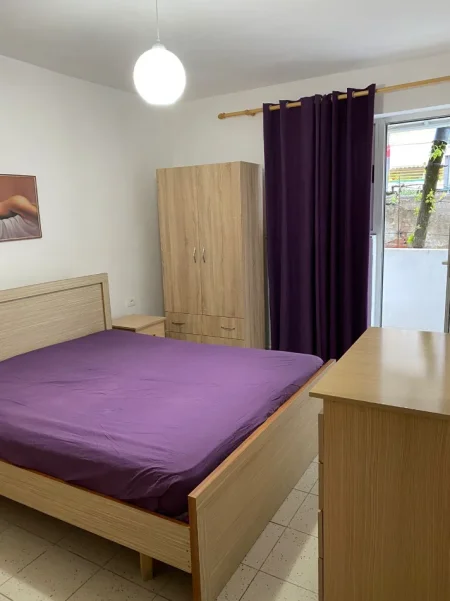 Tirane, jepet me qera apartament 1+1+Ballkon Kati 1, 49 m² 400 € (Pas Kupoles,Laprake)