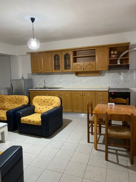 Tirane, jepet me qera apartament 1+1+Ballkon Kati 1, 49 m² 400 € (Pas Kupoles,Laprake)