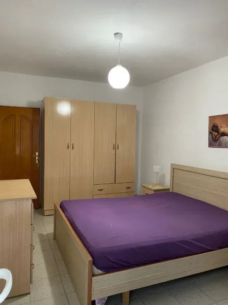 Tirane, jepet me qera apartament 1+1+Ballkon Kati 1, 49 m² 400 € (Pas Kupoles,Laprake)