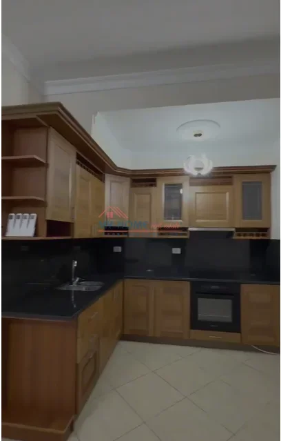 Tirane, jepet me qera zyre Kati 3, 120 m² 1.000 € (Rruga e Dibres)