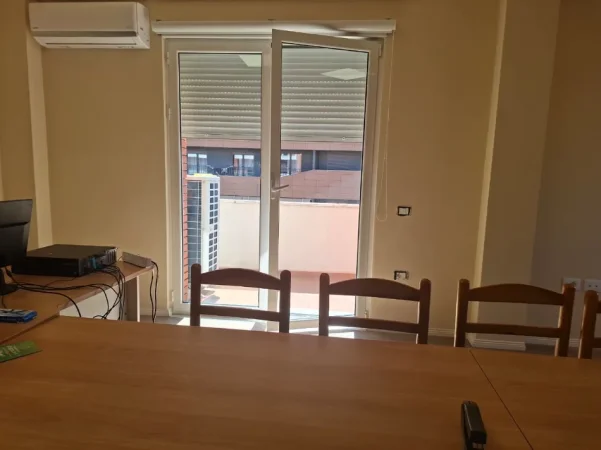 🏠 Me Qera Zyrë 69m² & 1 Post Parkimi (📍Astir / Green City )🔥Super mundësi || Gati për biznesin tuaj ✨️50,000 Lekë / Muaj 💶