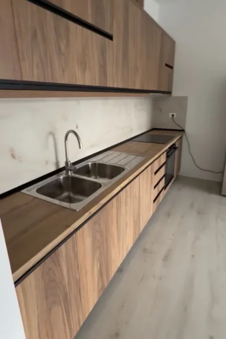 Tirane, jepet me qera apartament 2+1+Ballkon Kati 9, 115 m² 530 € (Ish fusha e aviacionit)