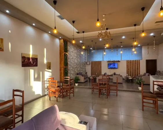 Tirane, jepet me qera dyqan Kati 0, 600 m² 600 € (kamez)