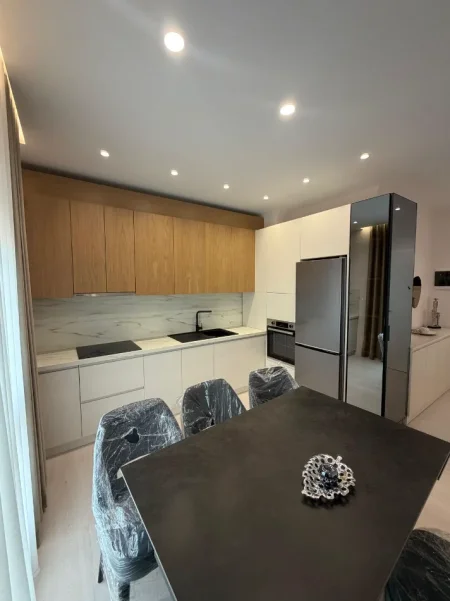 Tirane, jepet me qera apartament 1+1 Kati 5, 84 m² 700 € (XHAMLLIK)