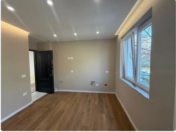 Tirane, jepet me qera ambjent biznesi Kati 2, 29 m² 430 € (mine peza)