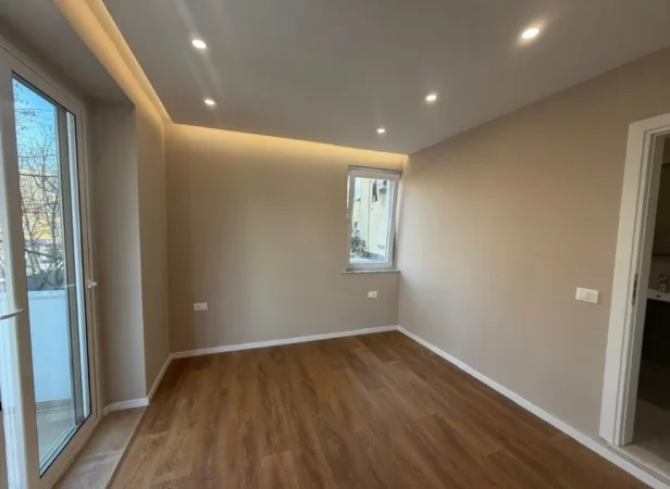 Tirane, jepet me qera ambjent biznesi Kati 2, 29 m² 430 € (mine peza)