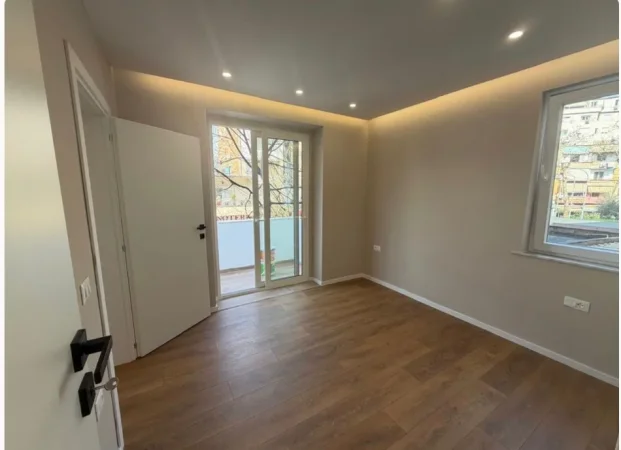 Tirane, jepet me qera ambjent biznesi Kati 2, 29 m² 430 € (mine peza)