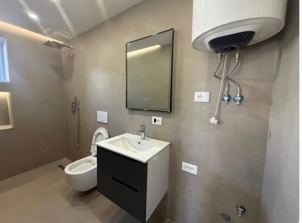 Tirane, jepet me qera ambjent biznesi Kati 2, 29 m² 430 € (mine peza)
