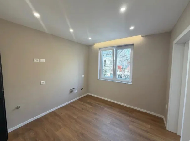 Tirane, jepet me qera ambjent biznesi Kati 2, 29 m² 430 € (mine peza)