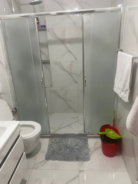 Tirane, jepet me qera apartament 2+1 Kati 1, 91 m² 700 € (Komuna Parisit, Prane german computer)