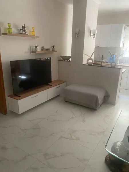 Tirane, jepet me qera apartament 2+1 Kati 1, 91 m² 700 € (Komuna Parisit, Prane german computer)