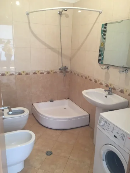Tirane, jepet me qera apartament 1+1 Kati 6, 55 m² 500 € (Xhamlliku)