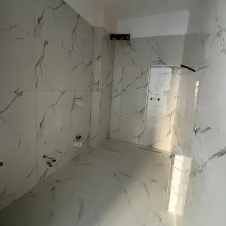 Tirane, shitet apartament 2+1+Ballkon , 81 m² 151.000 € (Ali Demi)