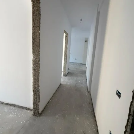 Tirane, shitet apartament 2+1+Ballkon , 81 m² 151.000 € (Ali Demi)