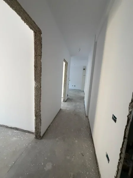 Tirane, shitet apartament 1+1 Kati 1, 82 m² 151.050 € (ALI DEMI PRANE TREGUT ELEKTRIK)
