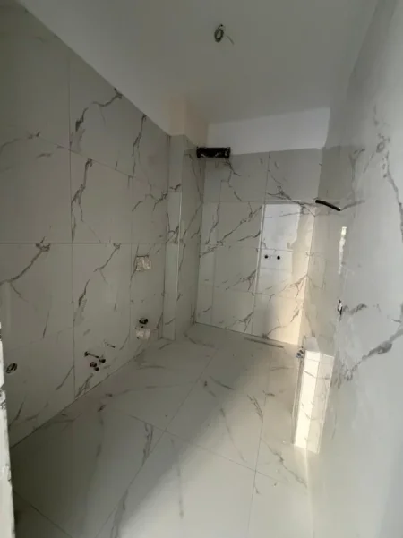 Tirane, shitet apartament 1+1 Kati 1, 82 m² 151.050 € (ALI DEMI PRANE TREGUT ELEKTRIK)