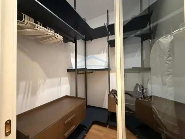 Tirane, jepet me qera apartament 2+1+Aneks+Ballkon Kati 3, 133 m² 1.600 € (Rruga e Barrikadave)