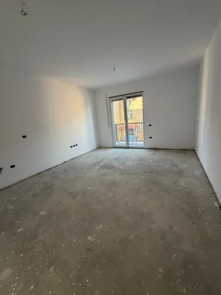 Tirane, shitet apartament 2+1+Ballkon Kati 1, 82 m² 151.050 € (Tregu Elektrik)