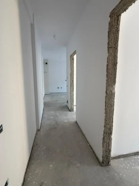 Tirane, shitet apartament 2+1+Ballkon Kati 1, 82 m² 151.050 € (Tregu Elektrik)