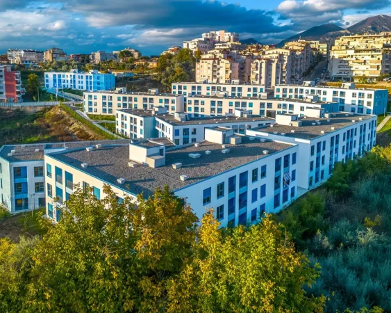 Tirane, jepet me qera apartament 1+1+Aneks+Ballkon Kati 2, 47 m² 400 € (fresku)