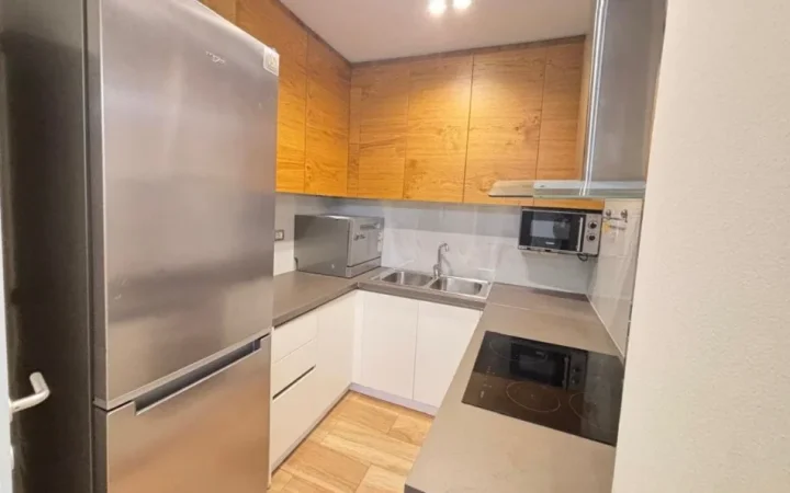 Tirane, jepet me qera apartament 3+1+Ballkon Kati 3, 100 m² 850 € (Gjimnazi Partizani /Rr.Dervish Hekali)