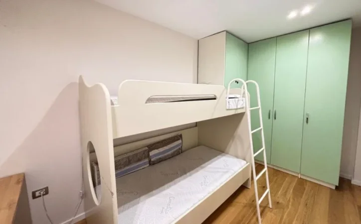 Tirane, jepet me qera apartament 3+1+Ballkon Kati 3, 100 m² 850 € (Gjimnazi Partizani /Rr.Dervish Hekali)