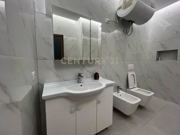 Tirane, jepet me qera apartament 3+1+Ballkon Kati 1, 145 m² 900 € 
