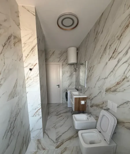 Tirane, jepet me qera apartament 1+1 Kati 5, 70 m² 700 € (Rruga Odhise Paskali)