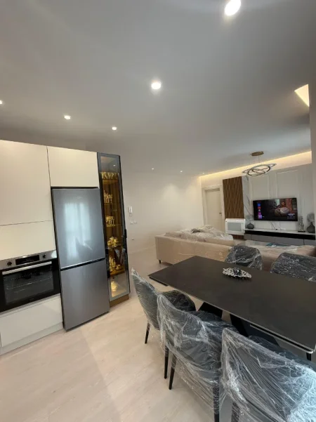 Tirane, jepet me qera apartament 1+1 Kati 5, 70 m² 700 € (Rruga Odhise Paskali)