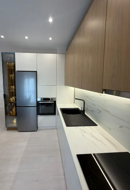 Tirane, jepet me qera apartament 1+1 Kati 5, 70 m² 700 € (Rruga Odhise Paskali)