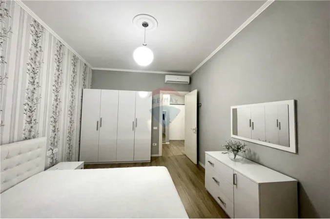 Tirane, jepet me qera apartament 1+1+Ballkon Kati 5, 73 m² 840 € (Kompleksi Delijorgji)