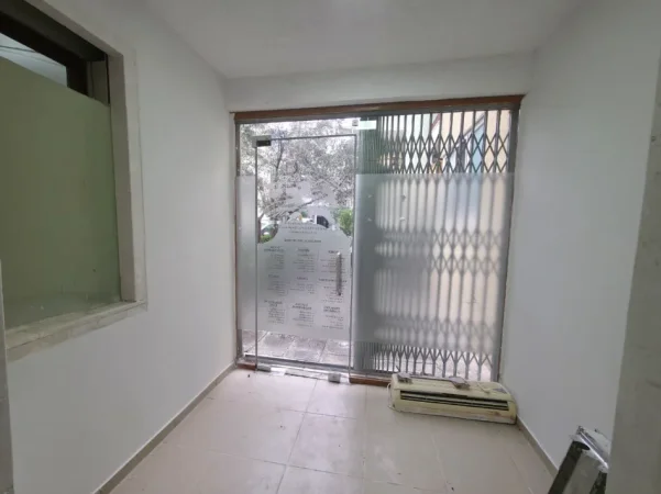 Tirane, jepet me qera ambjent biznesi Kati 0, 92 m² 800 € (Mbas kopshtit Botanik, ne zone Rezidenciale, prane xhamise, ne rruge Kryesore)