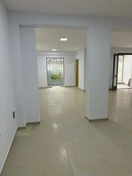 Tirane, jepet me qera ambjent biznesi Kati 0, 92 m² 800 € (Mbas kopshtit Botanik, ne zone Rezidenciale, prane xhamise, ne rruge Kryesore)