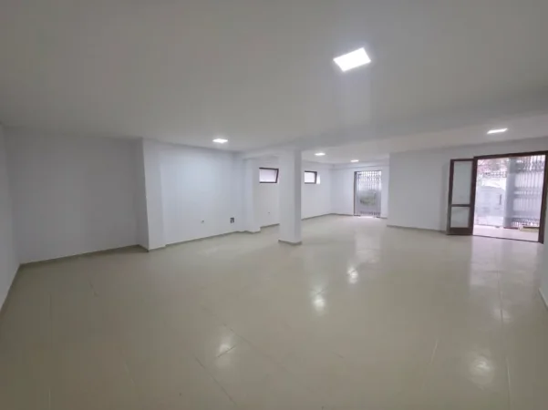 Tirane, jepet me qera ambjent biznesi Kati 0, 92 m² 800 € (Mbas kopshtit Botanik, ne zone Rezidenciale, prane xhamise, ne rruge Kryesore)