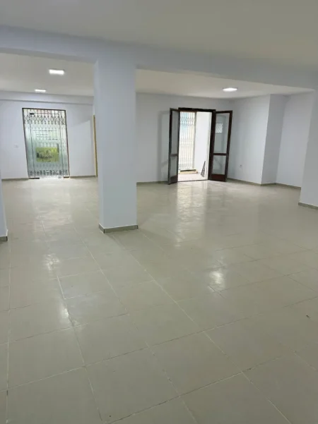 Tirane, jepet me qera ambjent biznesi Kati 0, 92 m² 800 € (Mbas kopshtit Botanik, ne zone Rezidenciale, prane xhamise, ne rruge Kryesore)