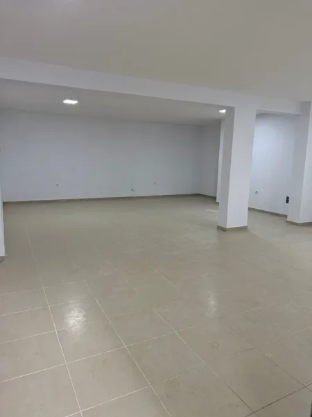 Tirane, jepet me qera ambjent biznesi Kati 0, 92 m² 800 € (Mbas kopshtit Botanik, ne zone Rezidenciale, prane xhamise, ne rruge Kryesore)