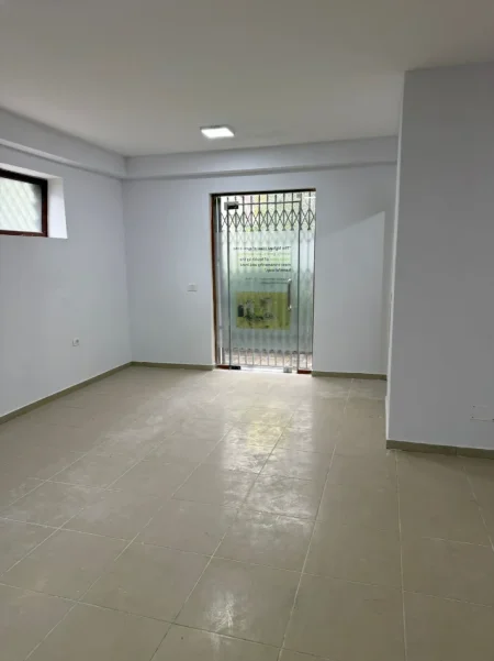 Tirane, jepet me qera ambjent biznesi Kati 0, 92 m² 800 € (Mbas kopshtit Botanik, ne zone Rezidenciale, prane xhamise, ne rruge Kryesore)