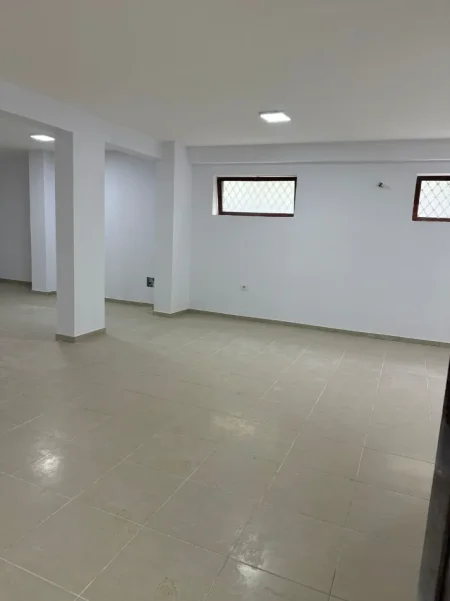 Tirane, jepet me qera ambjent biznesi Kati 0, 92 m² 800 € (Mbas kopshtit Botanik, ne zone Rezidenciale, prane xhamise, ne rruge Kryesore)