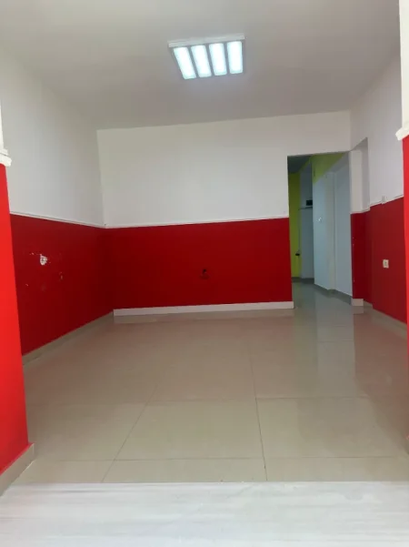 Tirane, jepet me qera dyqan Kati 0, 55 m² 600 € (RRUGA ELBASANIT)