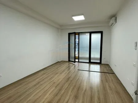 Tirane, jepet me qera ambjent biznesi Kati 1, 110 m² 1.000 € (21 DHJETORI)