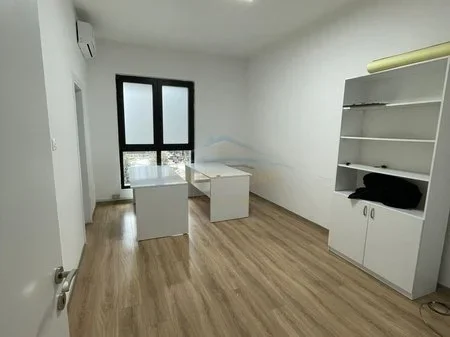 Tirane, jepet me qera ambjent biznesi Kati 1, 110 m² 1.000 € (21 DHJETORI)