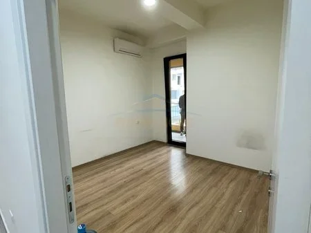 Tirane, jepet me qera ambjent biznesi Kati 1, 110 m² 1.000 € (21 DHJETORI)