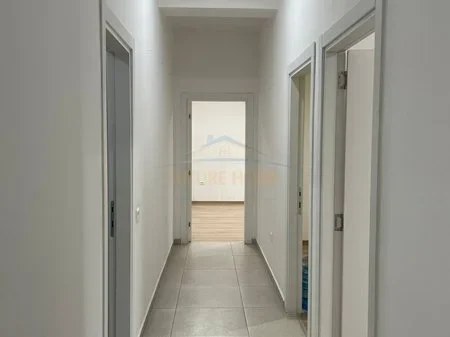 Tirane, jepet me qera ambjent biznesi Kati 1, 110 m² 1.000 € (21 DHJETORI)