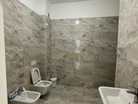 Tirane, jepet me qera ambjent biznesi Kati 1, 110 m² 1.000 € (21 DHJETORI)